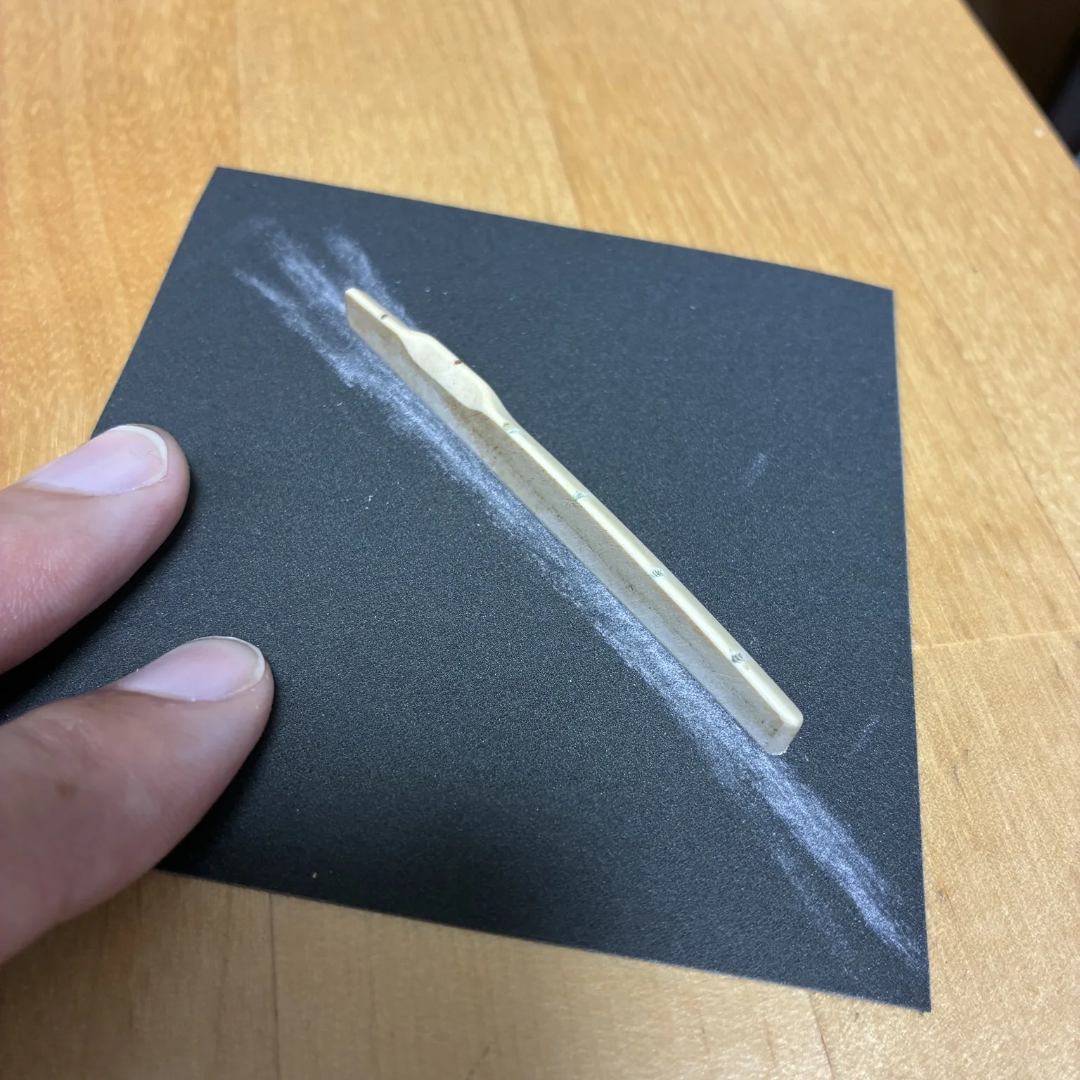サドルの下面を研磨している様子