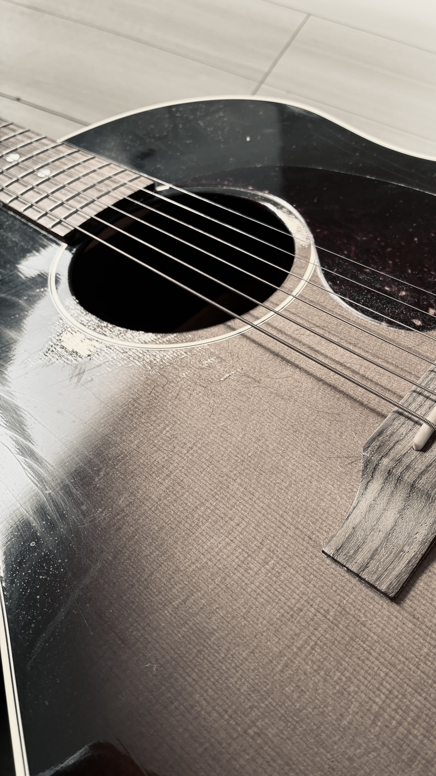 Gibsonアコースティックギターのトップ、サウンドホールとブリッジ
